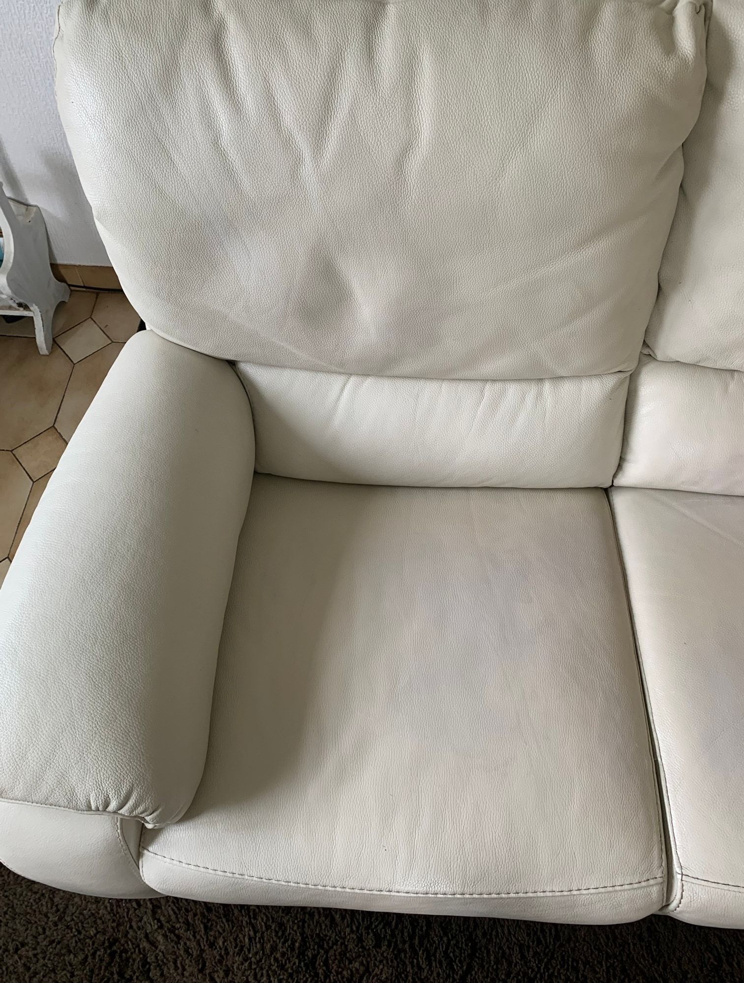 Canapé en cuir après nettoyage
